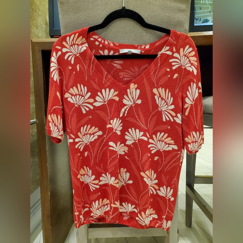 Worn Once- Soft Red Floral SS Sweater!!🌼❤️🌼